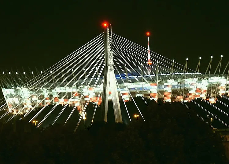 夜间灯光下的比赛进行中画面(中段三十分钟:把优势换成位置的稳定)