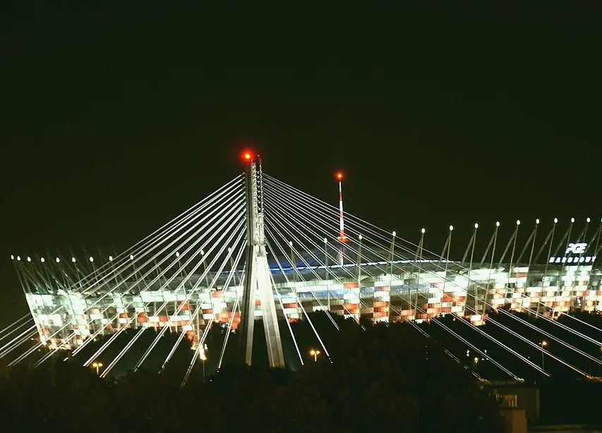 夜间灯光下的比赛进行中画面